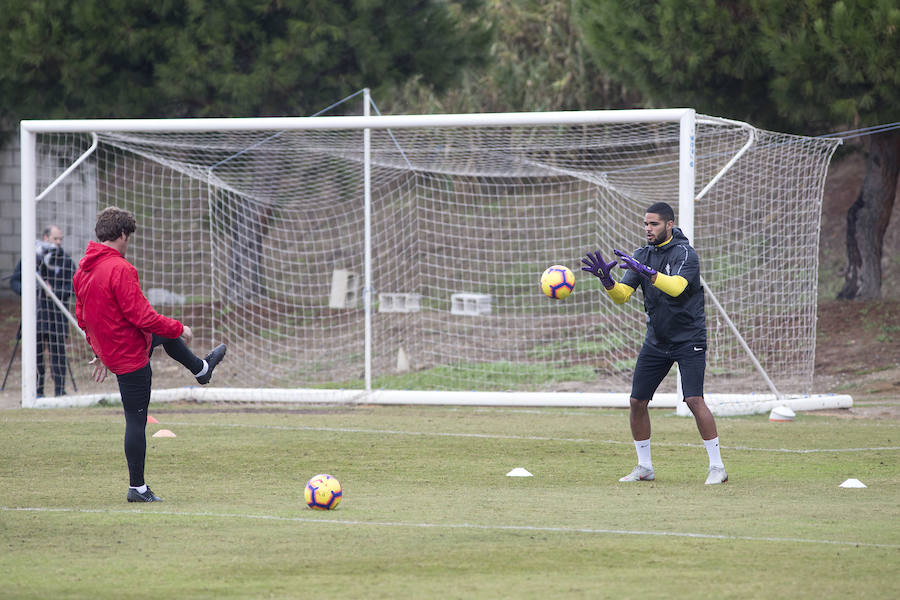 Tras la derrota del domingo en Almería, los rojiblancos se ejercitaron en la ciudad universitaria de Málaga antes de emprender el viaje de vuelta.