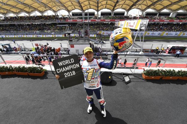 Jorge Martín celebra en Malasia el título de Moto3. 