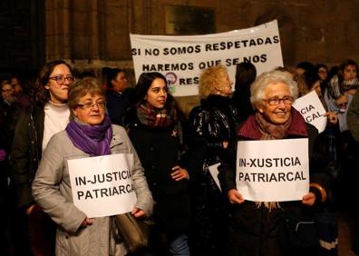 Imagen secundaria 1 - Movilización en Oviedo contra la revisión de la sentencia de &#039;La Manada&#039;