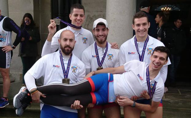 Los componentes de la embarcación asturiana posan con las medallas tras conquistar el el nacional.