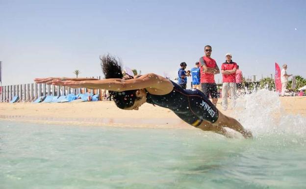 La atleta ovetense en el momento de zambullirse al agua para iniciar la prueba que combina varias disciplinas. 