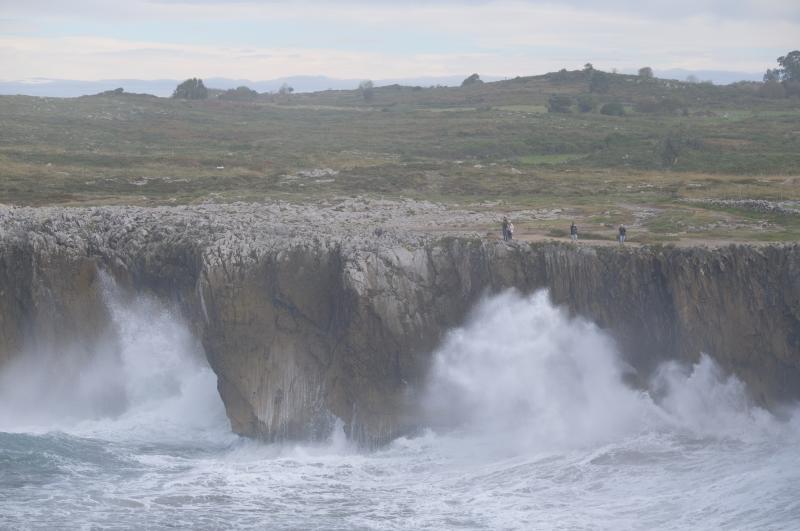 El viento y el fuerte oleaje marcan las útimas horas en Asturias. Árboles caídos o acumulación de residuos en las playas son algunos de los efectos de este temporal, que también deja bellas imágenes como el espectáculo de los bufones. 