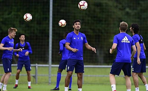 Alanís, en el centro de la imagen, última incorporación del Oviedo en este mercado de fichajes. / ELOY ALONSO