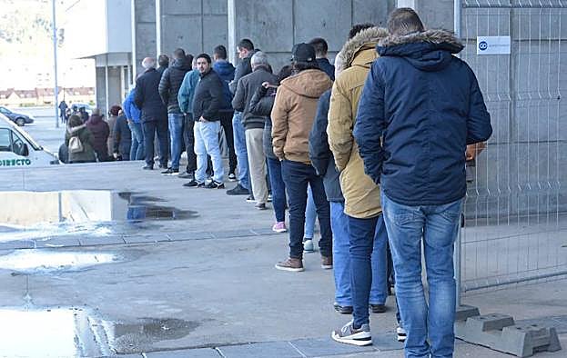 Los jugadores del Real Oviedo celebran el triunfo al término del último derbi en el Tartiere.