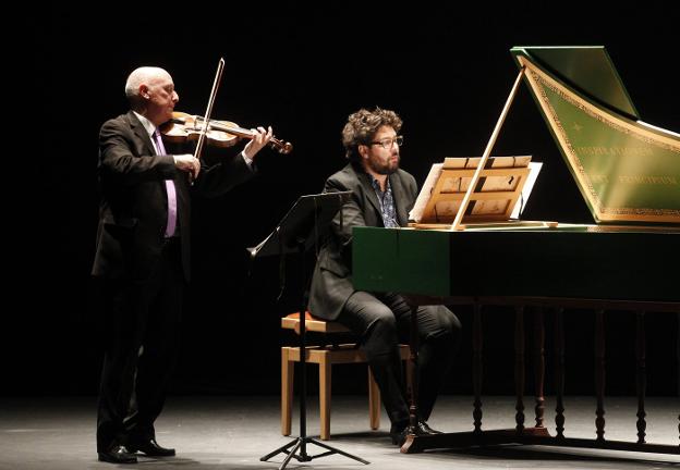 Emilio Moreno y Aarón Zapico, durante el concierto en el Teatro Jovellanos. 