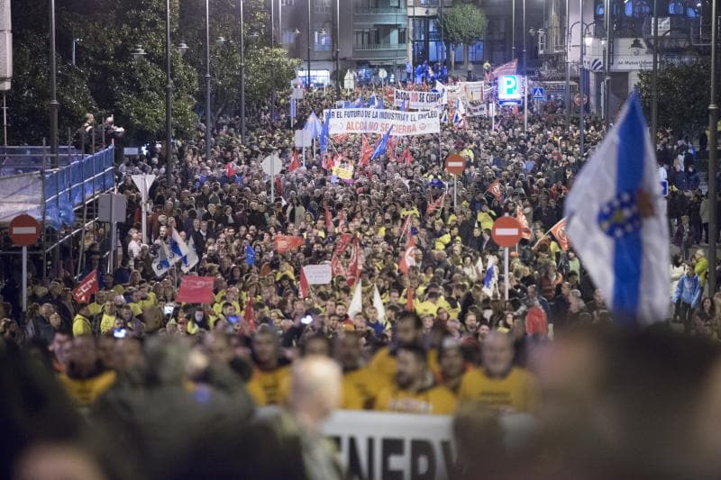 50.000 manifestantes, según la organización, defendieron el futuro de las dos plantas de aluminio en una jornada «histórica» para la industria asturiana