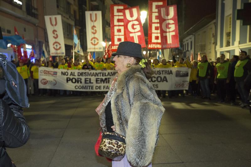 50.000 manifestantes, según la organización, defendieron el futuro de las dos plantas de aluminio en una jornada «histórica» para la industria asturiana