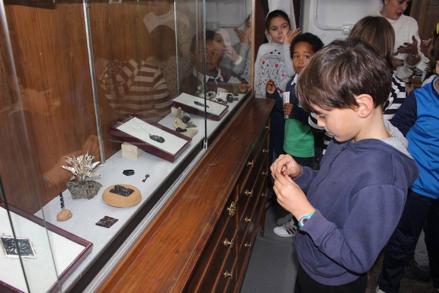 Los alumnos del colegio Maliayo visitaron la sede de la Asociación Azabache Jurásico y aprendieron a trabajar el material, limarlo y pulirlo para conseguir el brillo necesario con el que formaron una pieza única. Después grabaron en ella su nombre