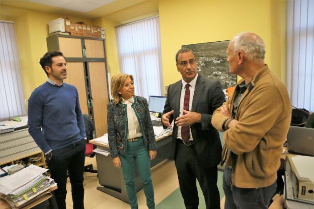 Fernando Lastra charla en la oficina técnica de Noreña con Amparo Antuña y los arquitectos Joaquín Pumarino y Joaquín Noval. 