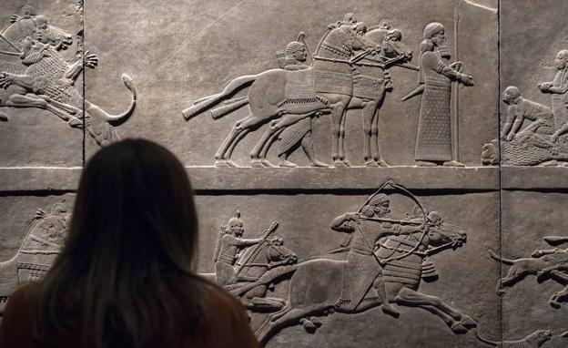 Una mujer observa una de las cacerías de Asurbanipal. 