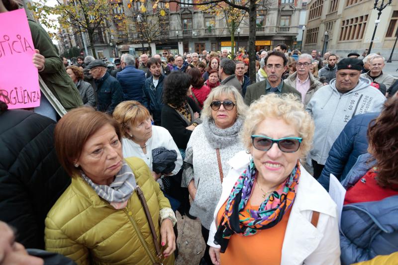 Cientos de personas han salido a la calle en Oviedo y Gijón para expresar su rechazo a la sentencia del Tribunal Supremo sobre el impuesto de las hipotecas. Han reclamado mayor independencia judicial.