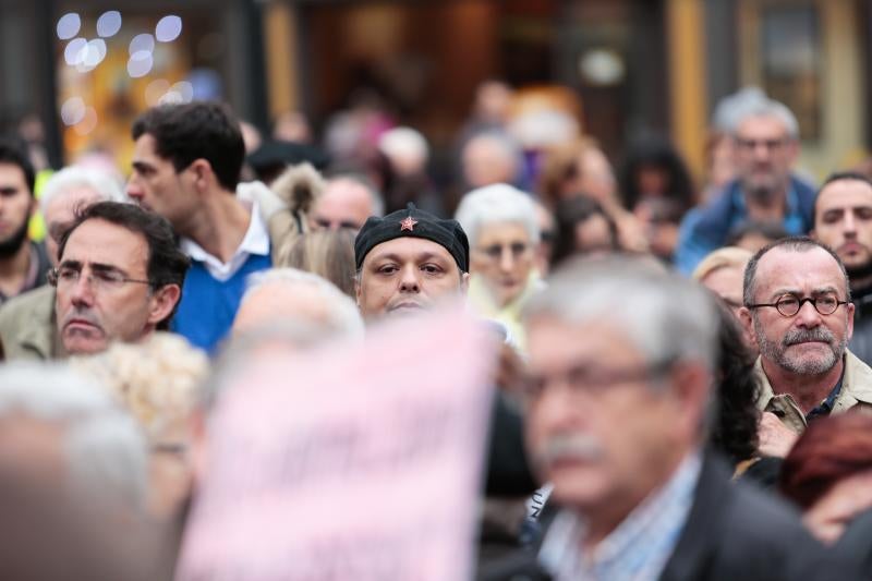 Cientos de personas han salido a la calle en Oviedo y Gijón para expresar su rechazo a la sentencia del Tribunal Supremo sobre el impuesto de las hipotecas. Han reclamado mayor independencia judicial.