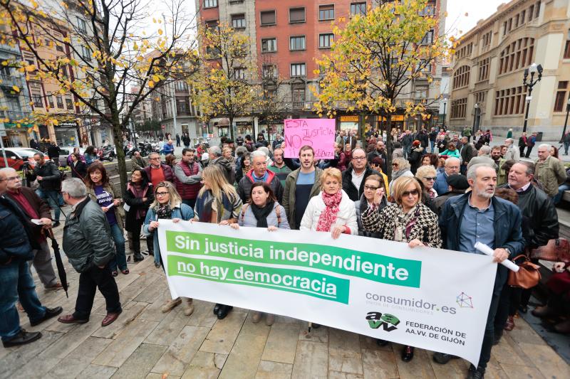 Cientos de personas han salido a la calle en Oviedo y Gijón para expresar su rechazo a la sentencia del Tribunal Supremo sobre el impuesto de las hipotecas. Han reclamado mayor independencia judicial.