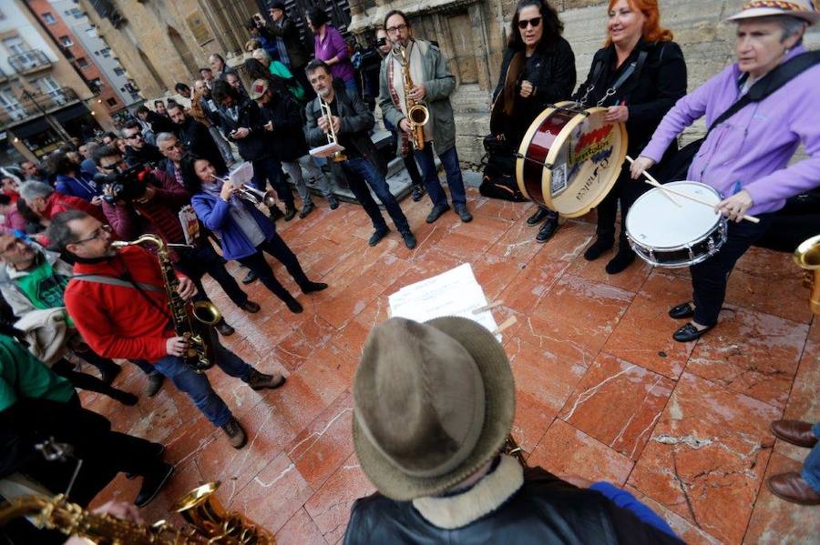 Cientos de personas han salido a la calle en Oviedo y Gijón para expresar su rechazo a la sentencia del Tribunal Supremo sobre el impuesto de las hipotecas. Han reclamado mayor independencia judicial.