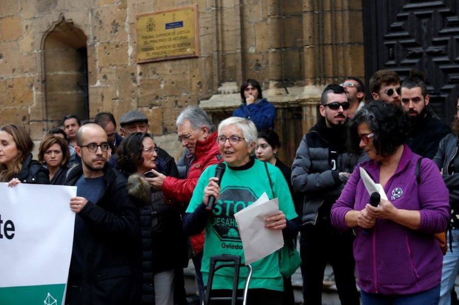 Cientos de personas han salido a la calle en Oviedo y Gijón para expresar su rechazo a la sentencia del Tribunal Supremo sobre el impuesto de las hipotecas. Han reclamado mayor independencia judicial.