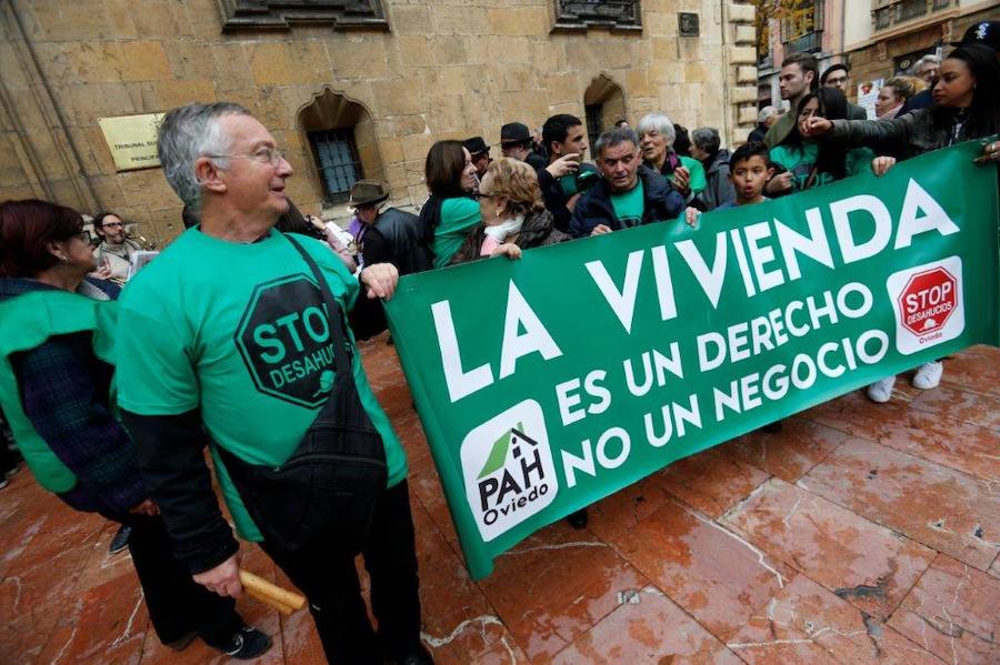 Cientos de personas han salido a la calle en Oviedo y Gijón para expresar su rechazo a la sentencia del Tribunal Supremo sobre el impuesto de las hipotecas. Han reclamado mayor independencia judicial.