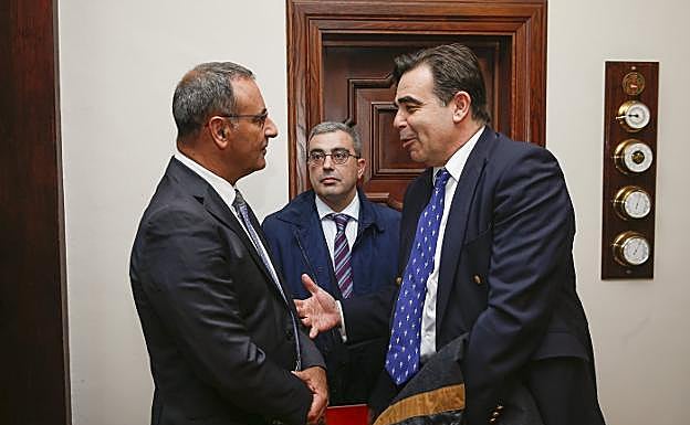 Fernando Lastra, Marcelino Gutiérrez y Margaritis Schinas, antes del encuentro. 