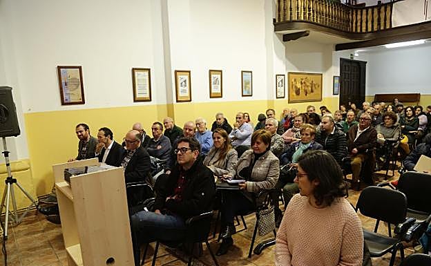 A la jornada sobre despoblación acudieron alcaldes de varios concejos del Oriente. 