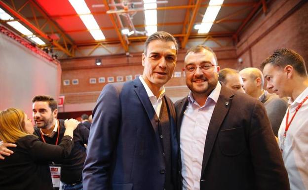 Pedro Sánchez y Adrián Barbón en el comité federal del PSOE. 