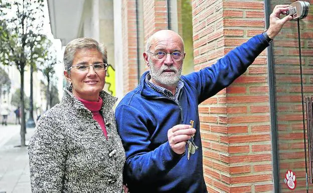 Isabel de la Rosa y Amador Fernández echan el cierre al negocio.