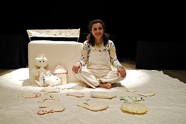 Ana Laura Barros, con los elementos de su espectáculo 'Nubes de cuentacuentos'. 