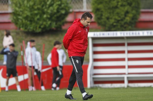 Rubén Baraja camina, pensativo, sobre el campo número uno de Mareo mientras sus jugadores realizan al fondo ejercicios de calentamiento. 