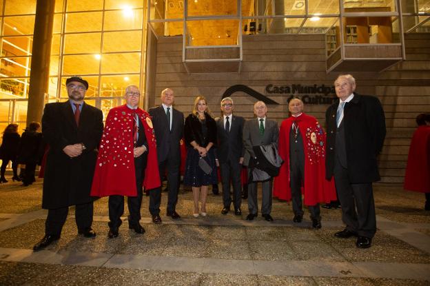 Vicente Quintanilla, Sabino González, Juan Antonio Corbalán, Dulce Victoria Pérez Rumoroso, Alberto Pérez Mediavilla, Juan Jonás Casares, Agustín Hidalgo y Gerardo Casares, ayer a la entrada de la Casa de Cultura de Avilés 