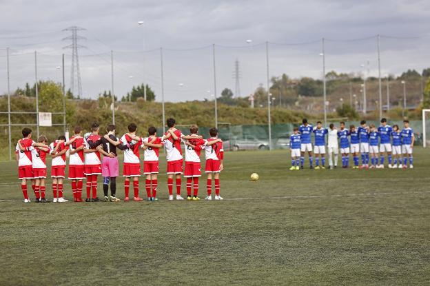 Partido de infantiles entre el Llano 2000 y el Oviedo. :: A. GARCÍA