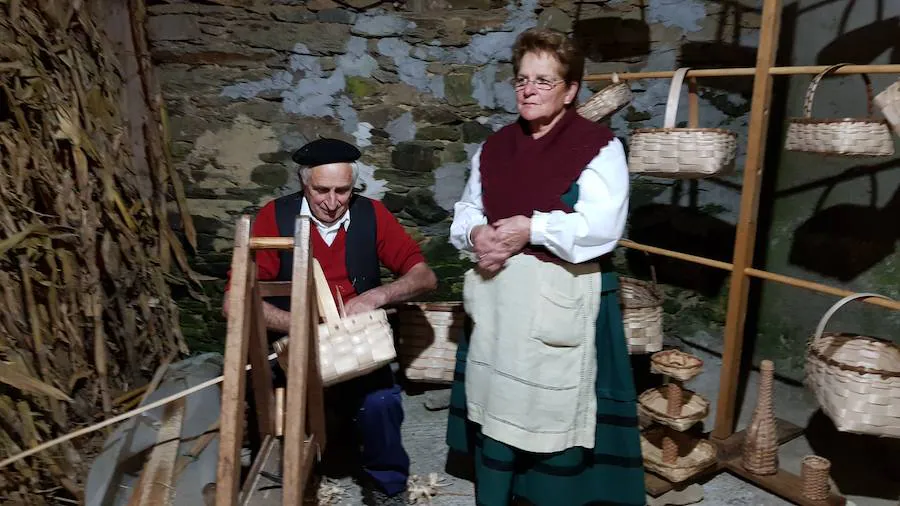 El artista Rodrigo Cuevas, galardonado con la Panoya de Oro, fue el protagonista del XXIII Festival del Esfoyón y el Amagosto de Navelgas, una cita en la que vecinos y visitantes de la villa tinetense reviven las tradiciones de antaño en los bajos de las paneras y las cuadras, donde unos y otros deshojan maíz, charlan y cantan. Durante la noche también se recrearon oficios tradicionales y se degustaron productos típicos del otoño, como castañas asadas. 