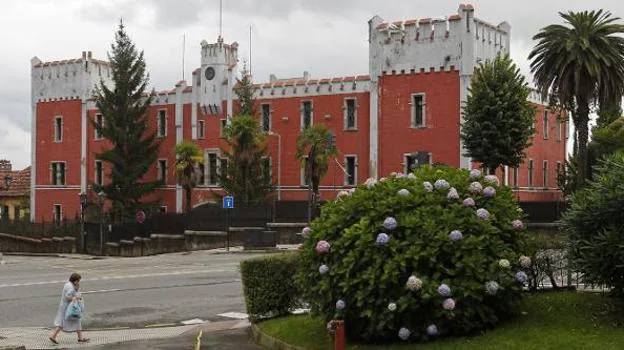 Entrada principal al castillete de la fábrica de armas de La Vega vista desde la calle Adelantado de La Florida. 