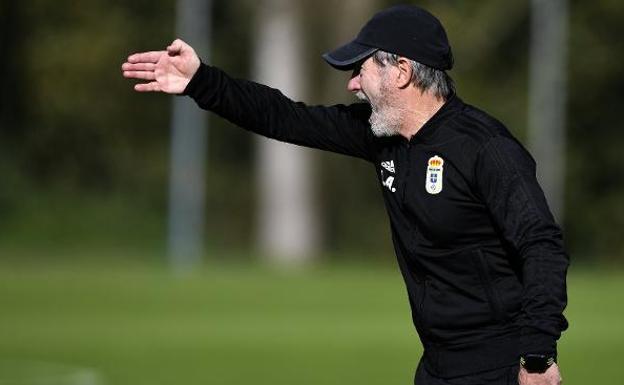 Juan Antonio Anquela da instrucciones a sus jugadores en El Requexón. 