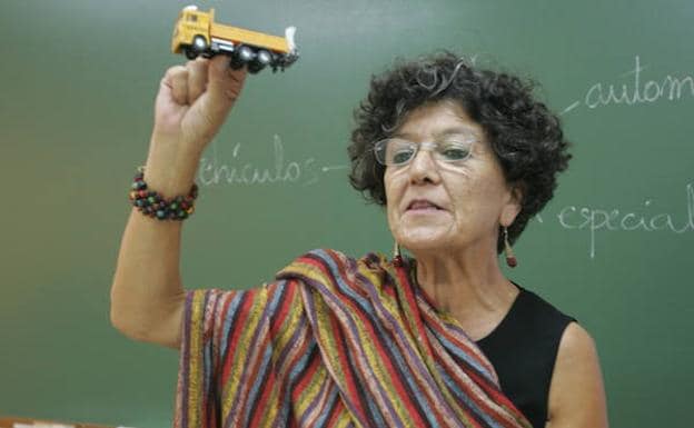 Juana Lobo, en una de las clases que impartía para obtener el carné de conducir. 