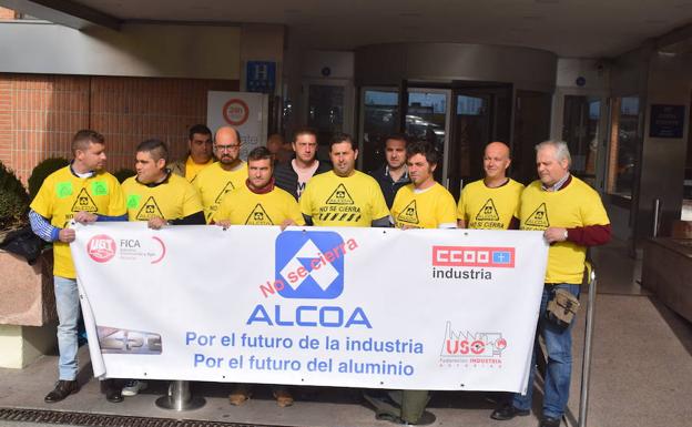 El comité de empresa de Alcoa, en Madrid, donde se reunieron con la multinacional.