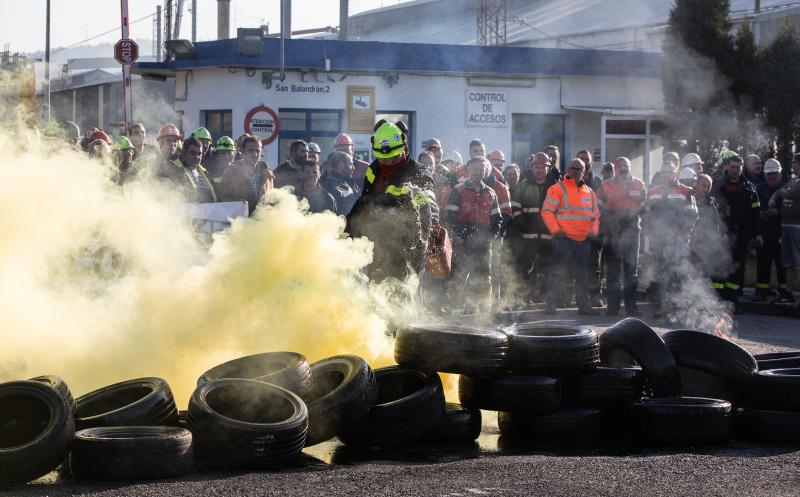 Trabajadores de Alcoa en Avilés han llevado a cabo una protesta contra el cierre de la planta frente a sus instalaciones, donde han quemando neumáticos.