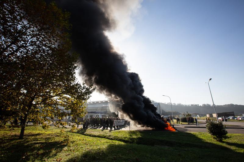 Trabajadores de Alcoa en Avilés han llevado a cabo una protesta contra el cierre de la planta frente a sus instalaciones, donde han quemando neumáticos.
