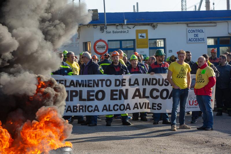 Trabajadores de Alcoa en Avilés han llevado a cabo una protesta contra el cierre de la planta frente a sus instalaciones, donde han quemando neumáticos.