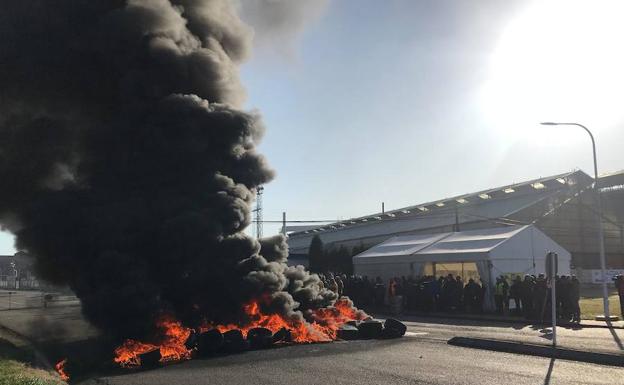 Un grupo de trabajadores de Alcoa en Avilés protesta quemando neumáticos