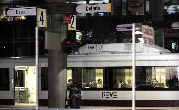Pasajeros de los trenes de ancho métrico (antigua FEVE), en la estación de Oviedo. 