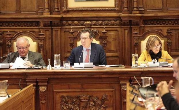 Fernando Couto, portavoz del gobierno local, presidiendo el Pleno del Ayuntamiento de Gijón.