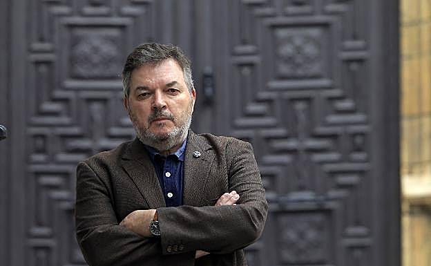 Xosé Antón González Riaño, a las puertas de la Academia de la Llingua. 