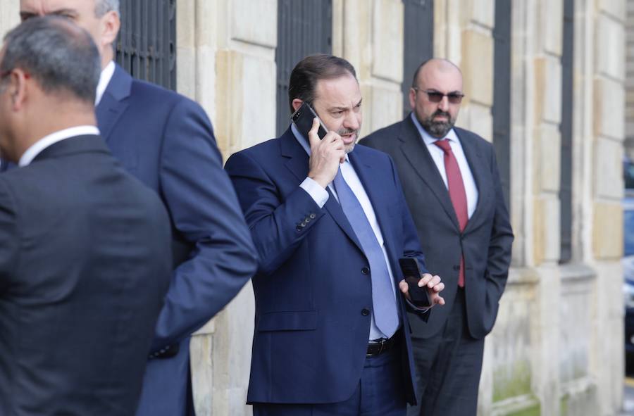 El ministro de Fomento, José Luis Ábalos, se reunió este jueves con el alcalde de Oviedo, Wenceslao López, en el Ayuntamiento. Más tarde, se desplazó a Gijón para reunirse con la alcaldesa de la ciudad, Carmen Moriyón.