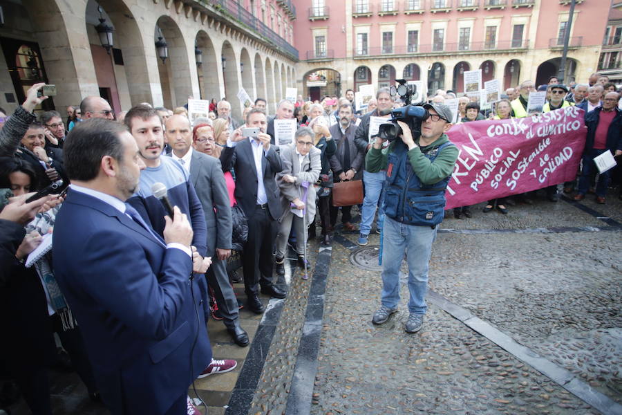 El ministro de Fomento, José Luis Ábalos, se reunió este jueves con el alcalde de Oviedo, Wenceslao López, en el Ayuntamiento. Más tarde, se desplazó a Gijón para reunirse con la alcaldesa de la ciudad, Carmen Moriyón.