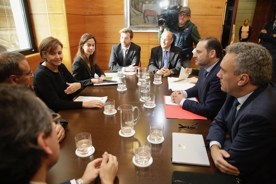 El ministro de Fomento, José Luis Ábalos, se reunió este jueves con el alcalde de Oviedo, Wenceslao López, en el Ayuntamiento. Más tarde, se desplazó a Gijón para reunirse con la alcaldesa de la ciudad, Carmen Moriyón.