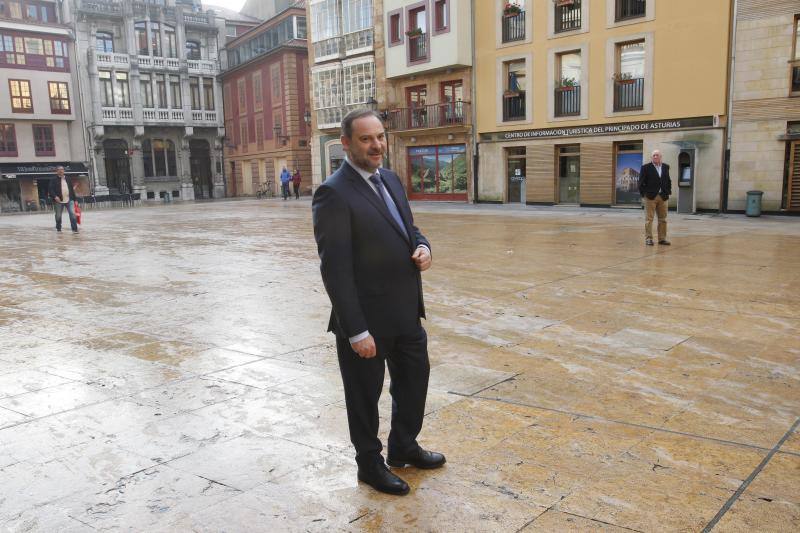 El ministro de Fomento, José Luis Ábalos, se reunió este jueves con el alcalde de Oviedo, Wenceslao López, en el Ayuntamiento. Más tarde, se desplazó a Gijón para reunirse con la alcaldesa de la ciudad, Carmen Moriyón.