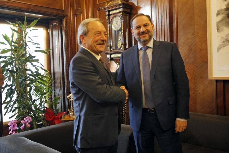 El ministro de Fomento, José Luis Ábalos, se reunió este jueves con el alcalde de Oviedo, Wenceslao López, en el Ayuntamiento. Más tarde, se desplazó a Gijón para reunirse con la alcaldesa de la ciudad, Carmen Moriyón.