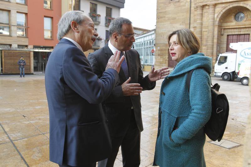 El ministro de Fomento, José Luis Ábalos, se reunió este jueves con el alcalde de Oviedo, Wenceslao López, en el Ayuntamiento. Más tarde, se desplazó a Gijón para reunirse con la alcaldesa de la ciudad, Carmen Moriyón.