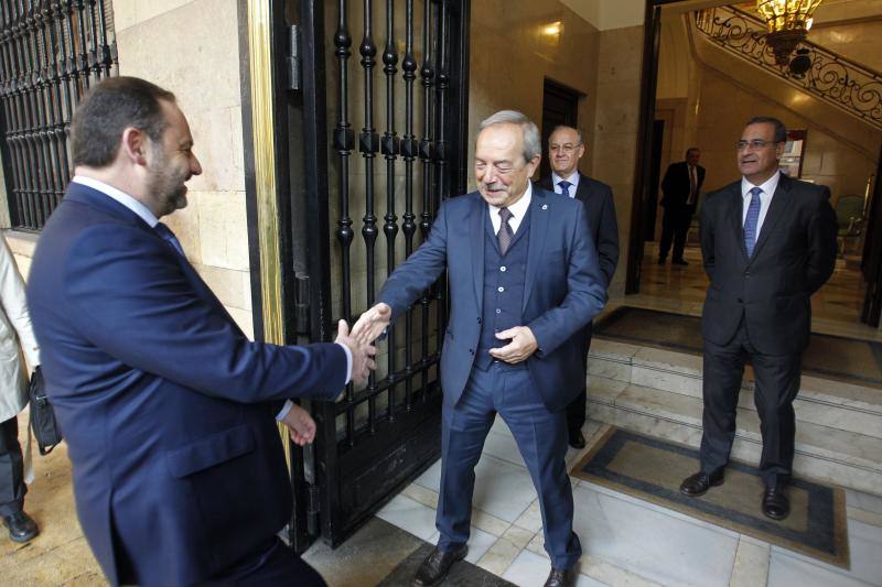 El ministro de Fomento, José Luis Ábalos, se reunió este jueves con el alcalde de Oviedo, Wenceslao López, en el Ayuntamiento. Más tarde, se desplazó a Gijón para reunirse con la alcaldesa de la ciudad, Carmen Moriyón.