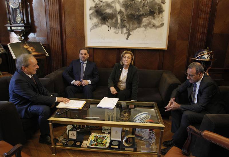 El ministro de Fomento, José Luis Ábalos, se reunió este jueves con el alcalde de Oviedo, Wenceslao López, en el Ayuntamiento. Más tarde, se desplazó a Gijón para reunirse con la alcaldesa de la ciudad, Carmen Moriyón.