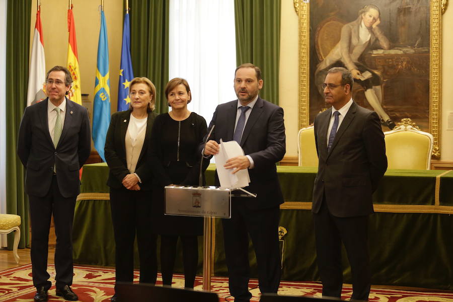 El ministro de Fomento, José Luis Ábalos, se reunió este jueves con el alcalde de Oviedo, Wenceslao López, en el Ayuntamiento. Más tarde, se desplazó a Gijón para reunirse con la alcaldesa de la ciudad, Carmen Moriyón.