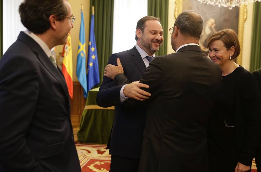 El ministro de Fomento, José Luis Ábalos, se reunió este jueves con el alcalde de Oviedo, Wenceslao López, en el Ayuntamiento. Más tarde, se desplazó a Gijón para reunirse con la alcaldesa de la ciudad, Carmen Moriyón.